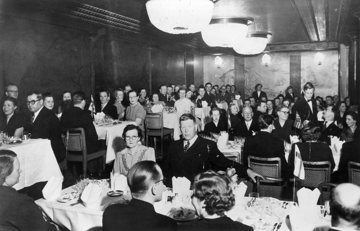 Vanha kuva, ihmisiä ravintolassa